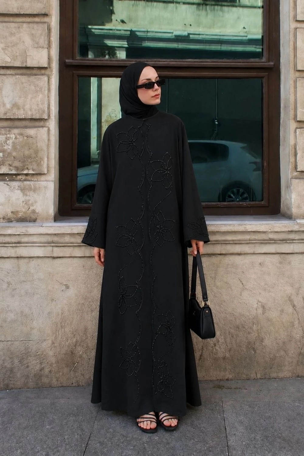 Nazzain Siyah Nakış Detaylı Abaya