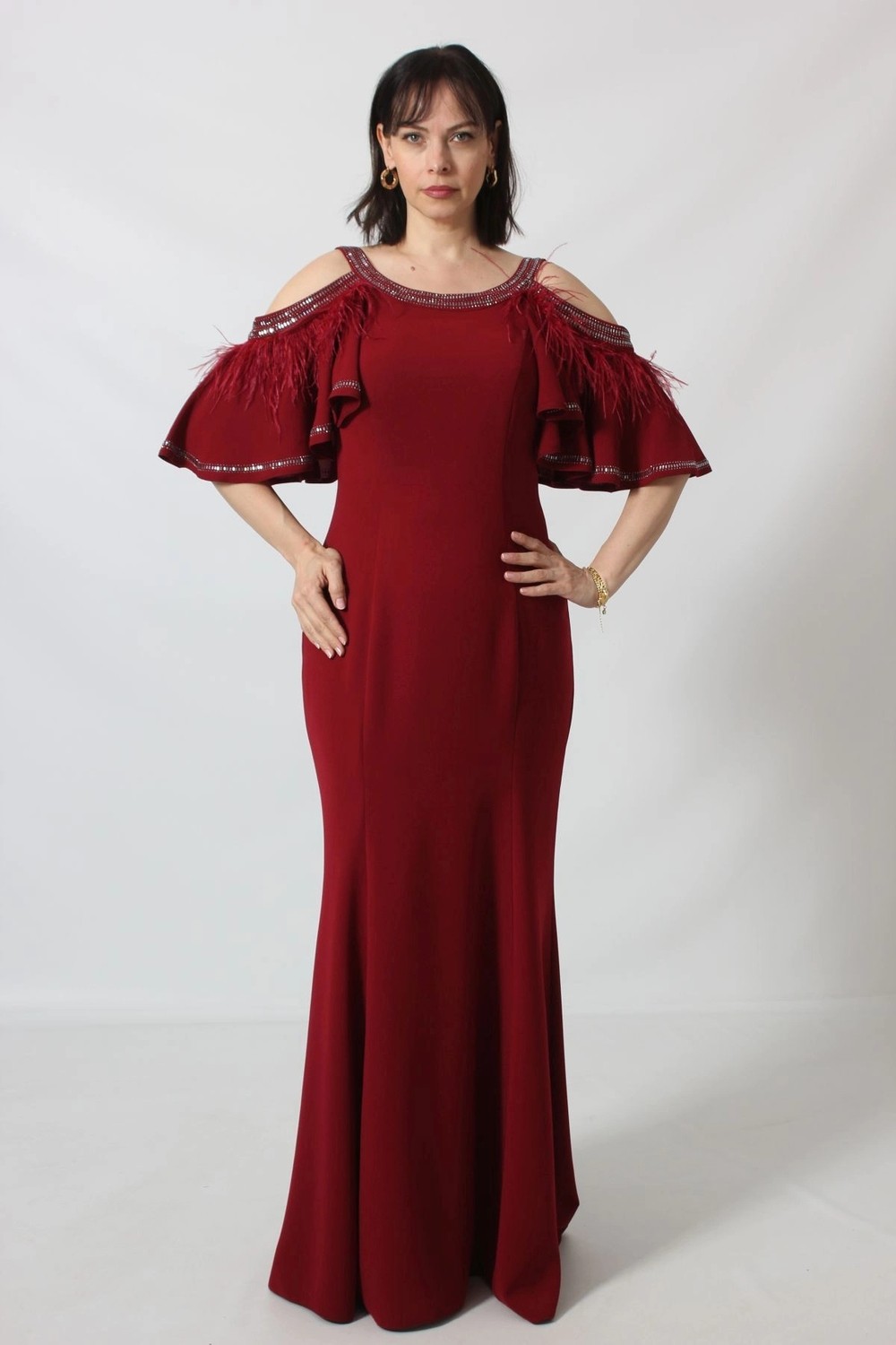 Moda Berray 1926 Omuz Dekolteli Tüy ve Taş Detaylı Bordo Uzun Abiye Elbise