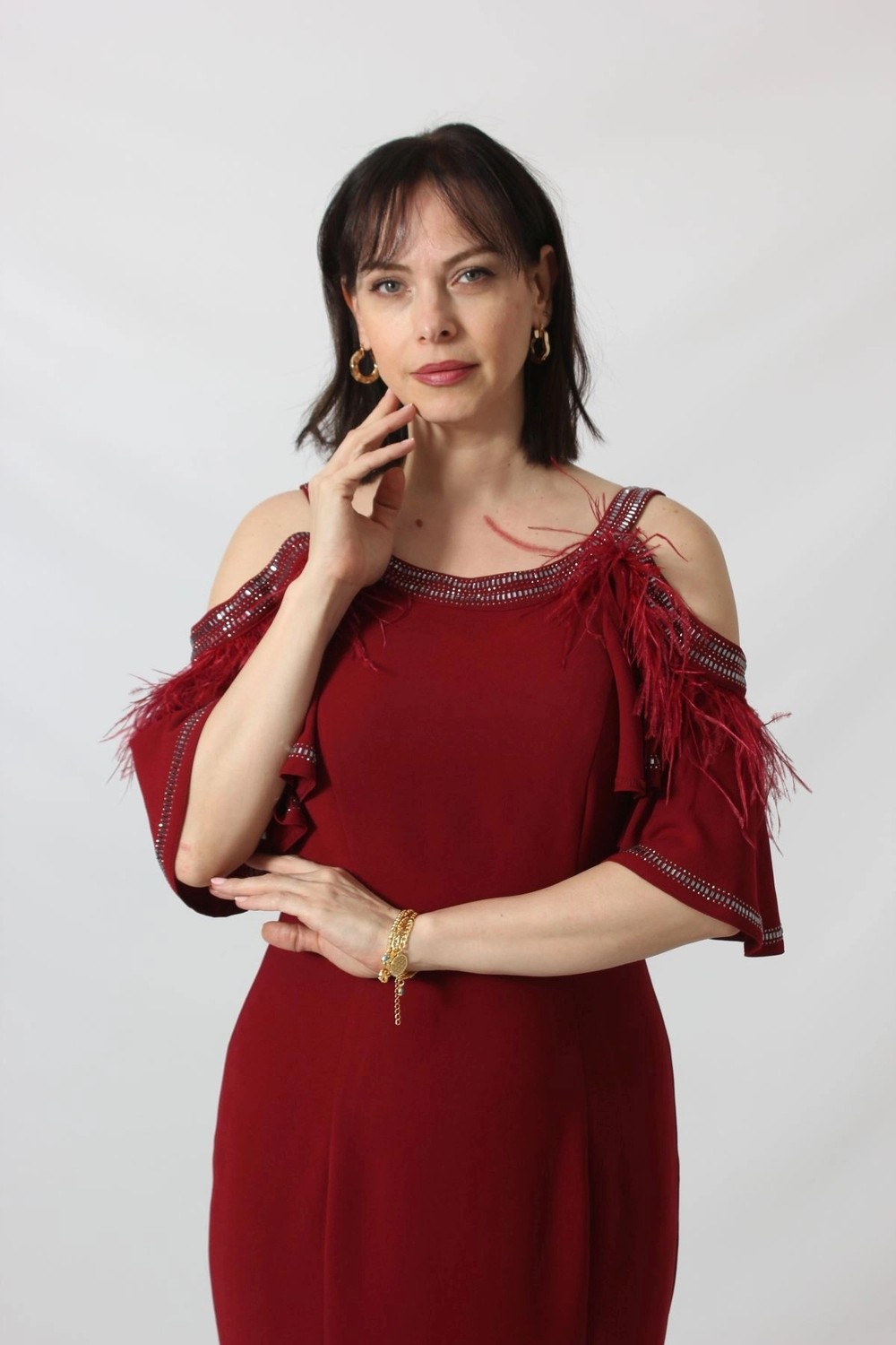 Moda Berray 1926 Omuz Dekolteli Tüy ve Taş Detaylı Bordo Uzun Abiye Elbise görsel 2