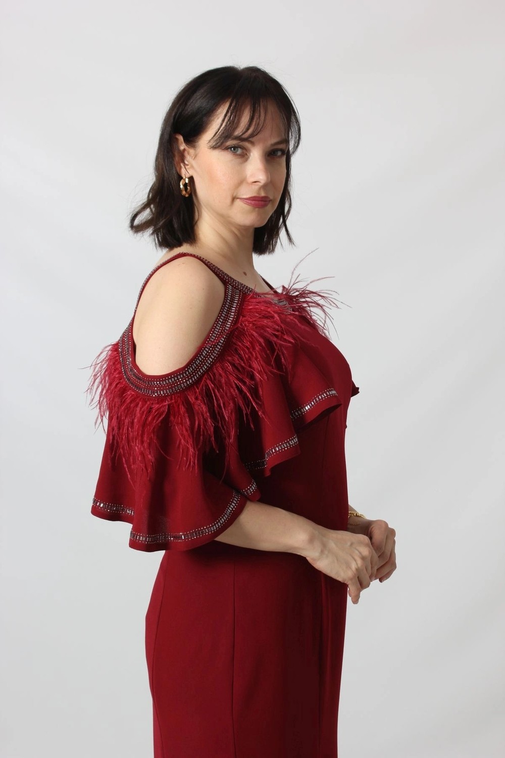 Moda Berray 1926 Omuz Dekolteli Tüy ve Taş Detaylı Bordo Uzun Abiye Elbise görsel 3
