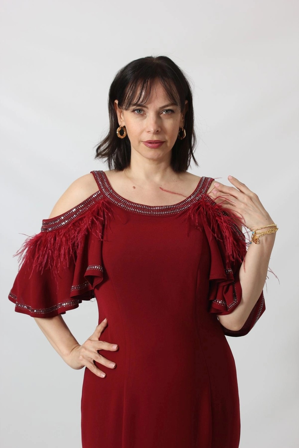 Moda Berray 1926 Omuz Dekolteli Tüy ve Taş Detaylı Bordo Uzun Abiye Elbise görsel 4