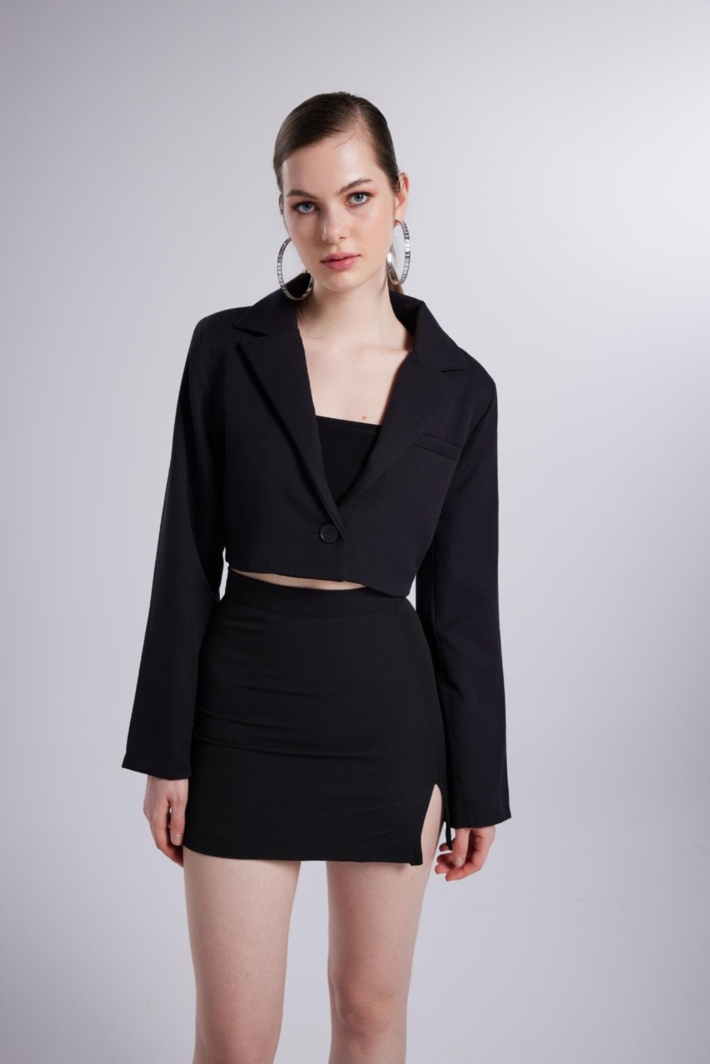 Holly Lolly Kadın Vatkalı Atlas Kumaş Crop Model Panky Ceket Siyah Şık Tasarım Özellikleri