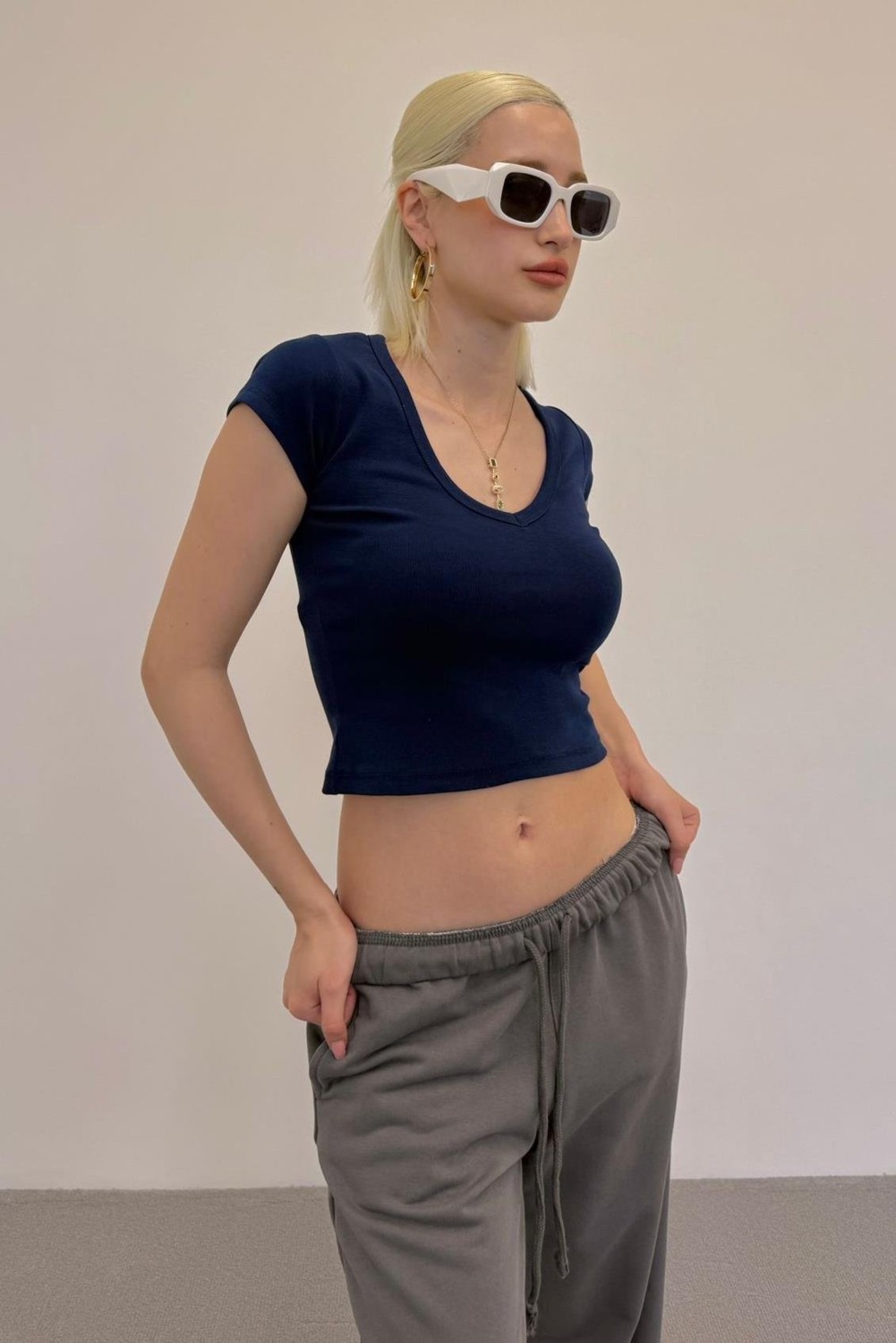 Madmext Siyah V Yaka Basic Kadın Tişört MG2450