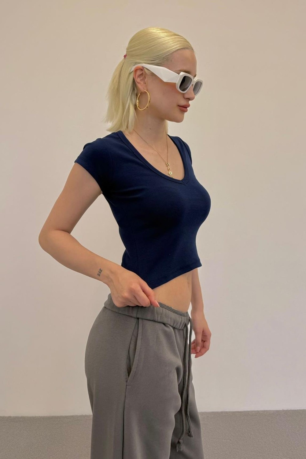 Madmext Siyah V Yaka Basic Kadın Tişört MG2450 görsel 3