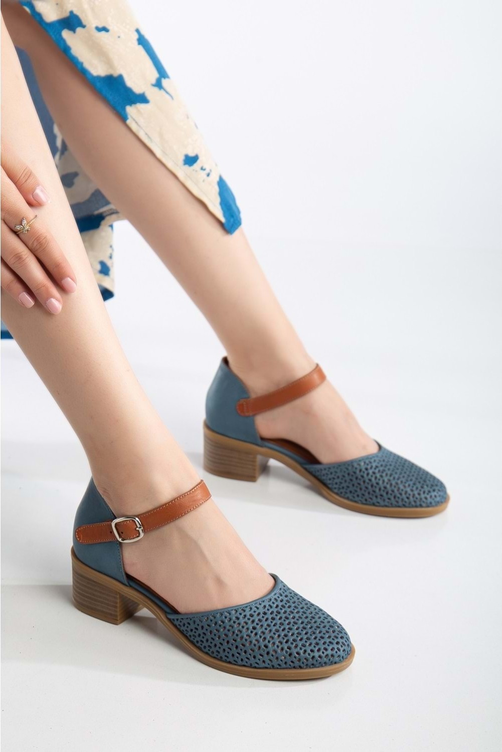 Analin Shoes Kadın Hakiki Deri Burnu Kapalı Delikli Sandalet - Gümüş