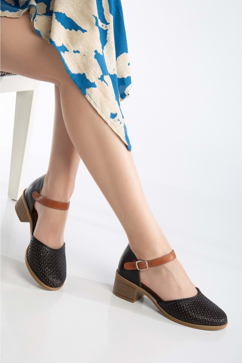Analin Shoes Kadın Hakiki Deri Burnu Kapalı Delikli Sandalet - Gümüş