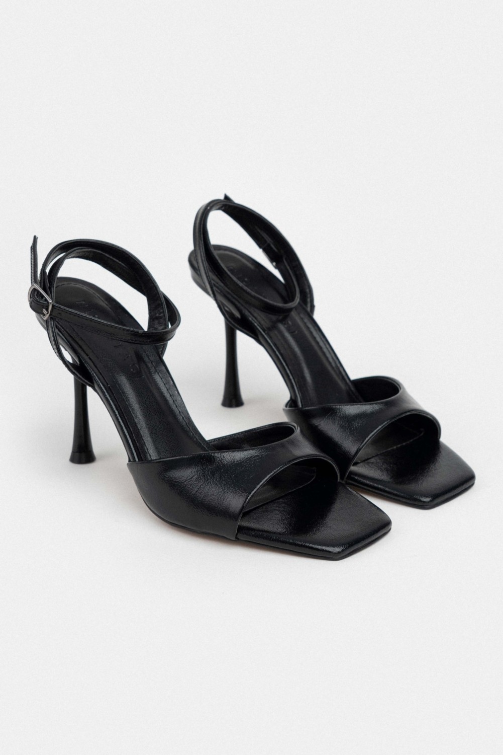Nişantaşı Shoes Cream Siyah Desenli Küt Burun Bilek Kemer Detaylı Ince Topuklu Ayakkabı