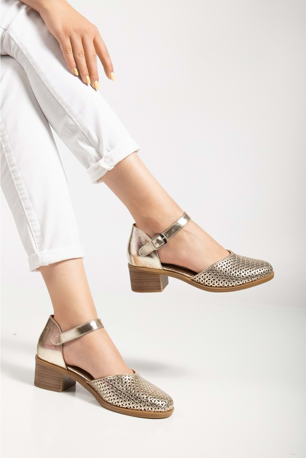 Analin Shoes Kadın Hakiki Deri Burnu Kapalı Delikli Sandalet - Gümüş