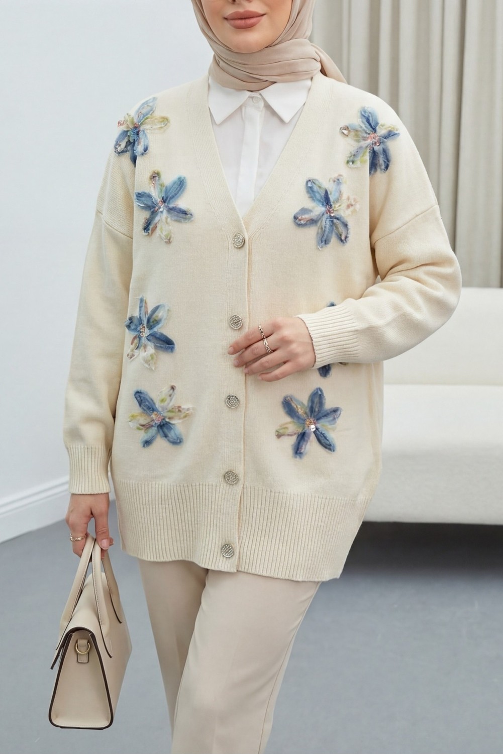 Moda Morfo V Yaka Organze Tül Çiçek Nakışlı Triko Hırka -Bej görsel 3