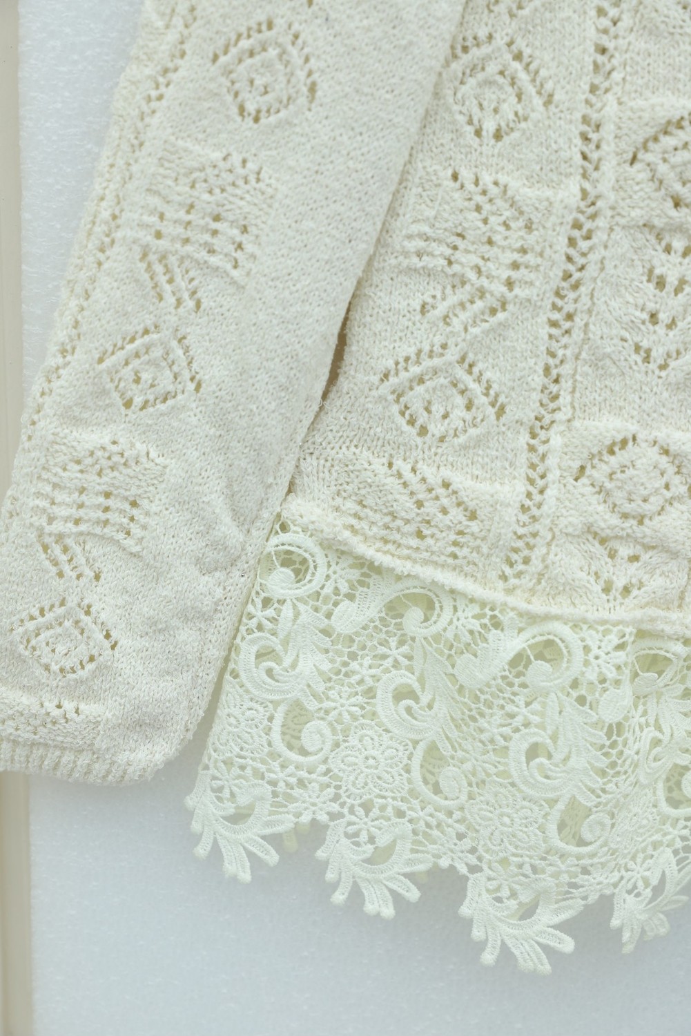 Moda Morfo Eteği Dantelli Desenli Düğmeli Triko Hırka -Ekru görsel 6