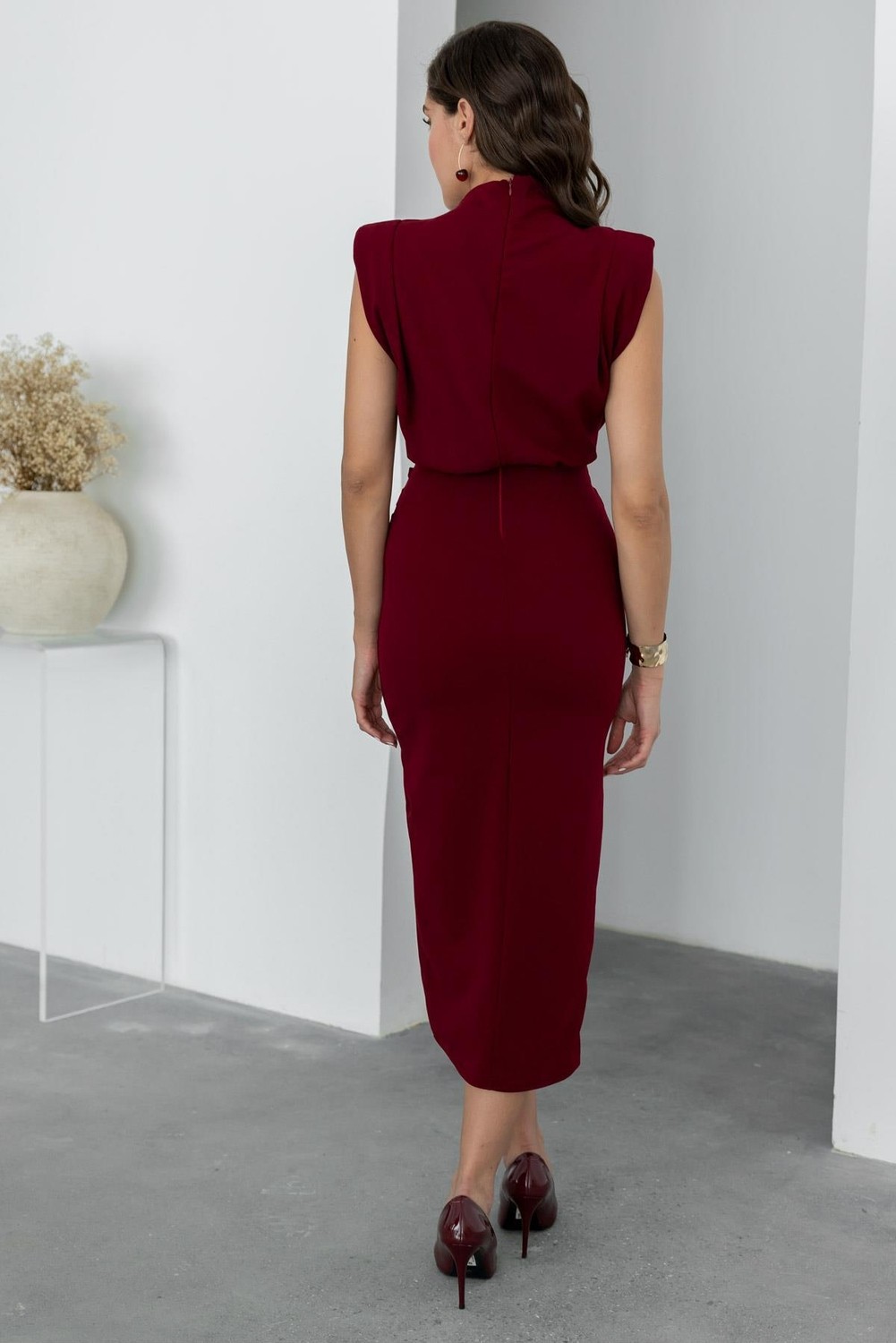 Woman Vision Omuzu Vatkalı Anvelop Kesim Gold Aksesuarlı Midi Boy Kolsuz Bordo Abiye Elbise 4409 görsel 4