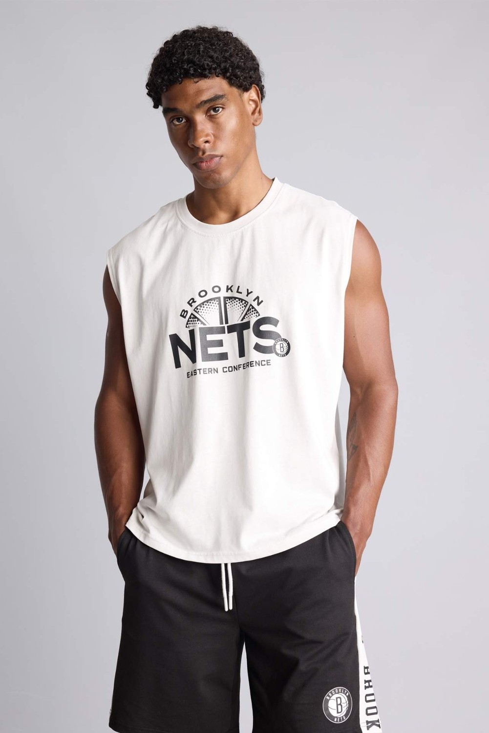 DeFacto NBA Brooklyn Nets Bisiklet Yaka Boxy Fit Bisiklet Yaka Atlet H8273AX26AU görsel 3