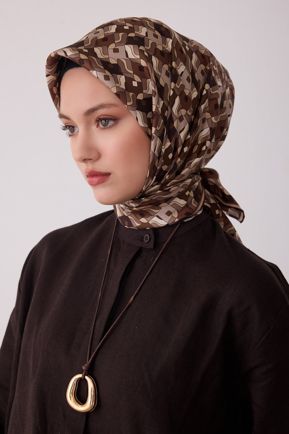 Belli Kahverengi Geometrik Desen %100 Twill Ipek Eşarp 4402-58