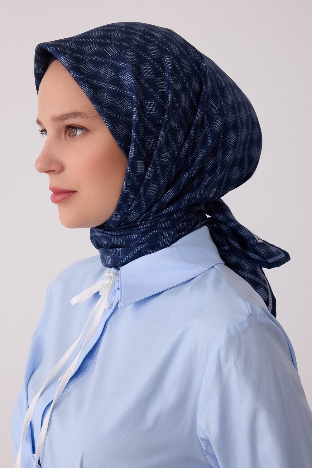Belli Lacivert Geometrik Desen %100 Twill Ipek Eşarp 4425-90