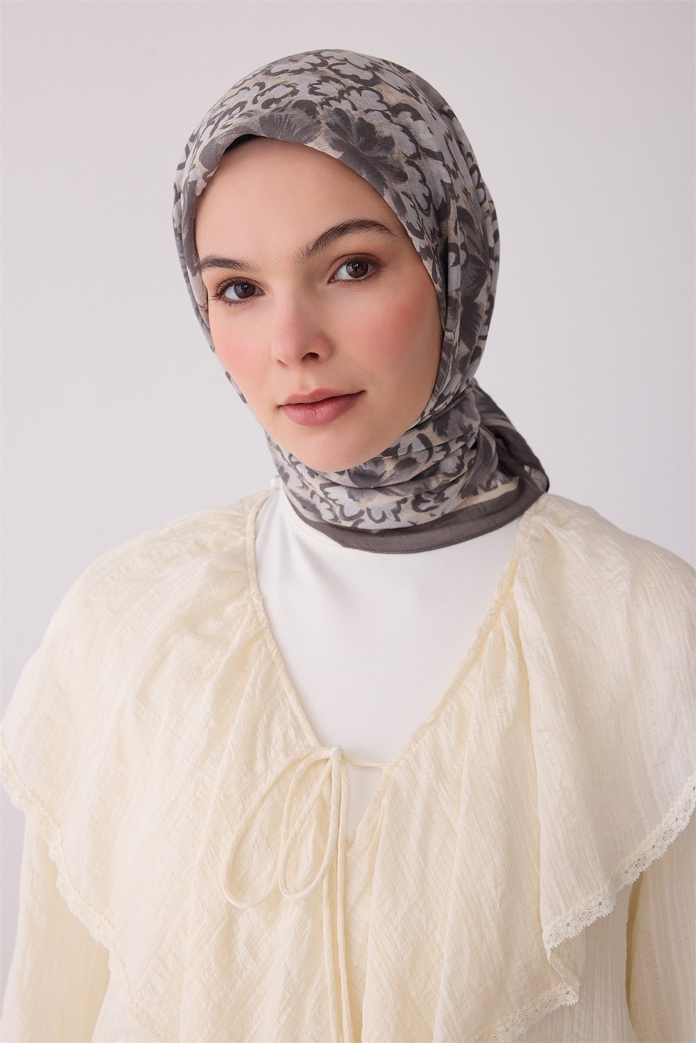 Belli Fresh Çiçek Desen Gri Kahve Rozy Eşarp 3335 - 05 görsel 2