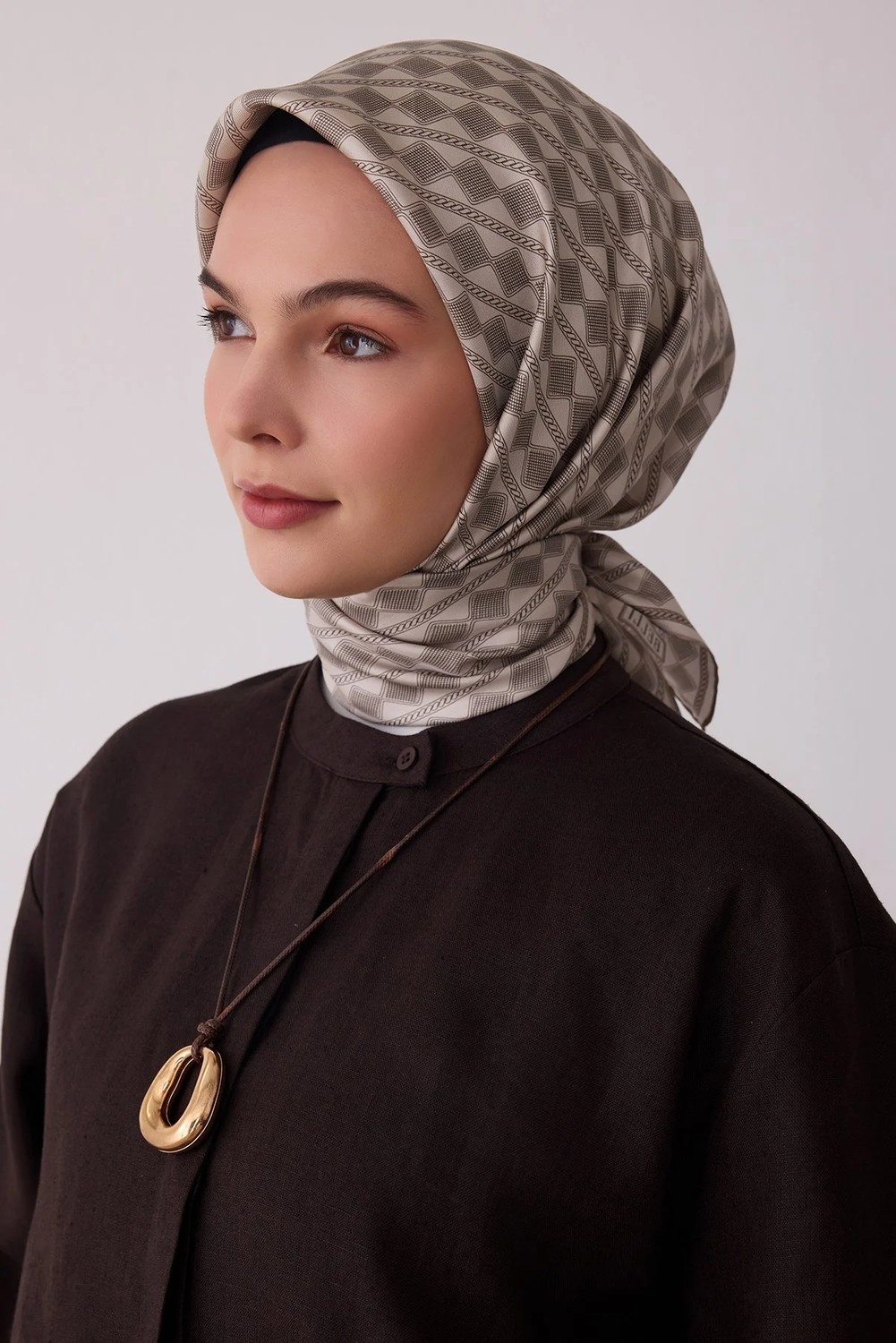 Belli Ekru Geometrik Desen %100 Twill Ipek Eşarp 4425-53