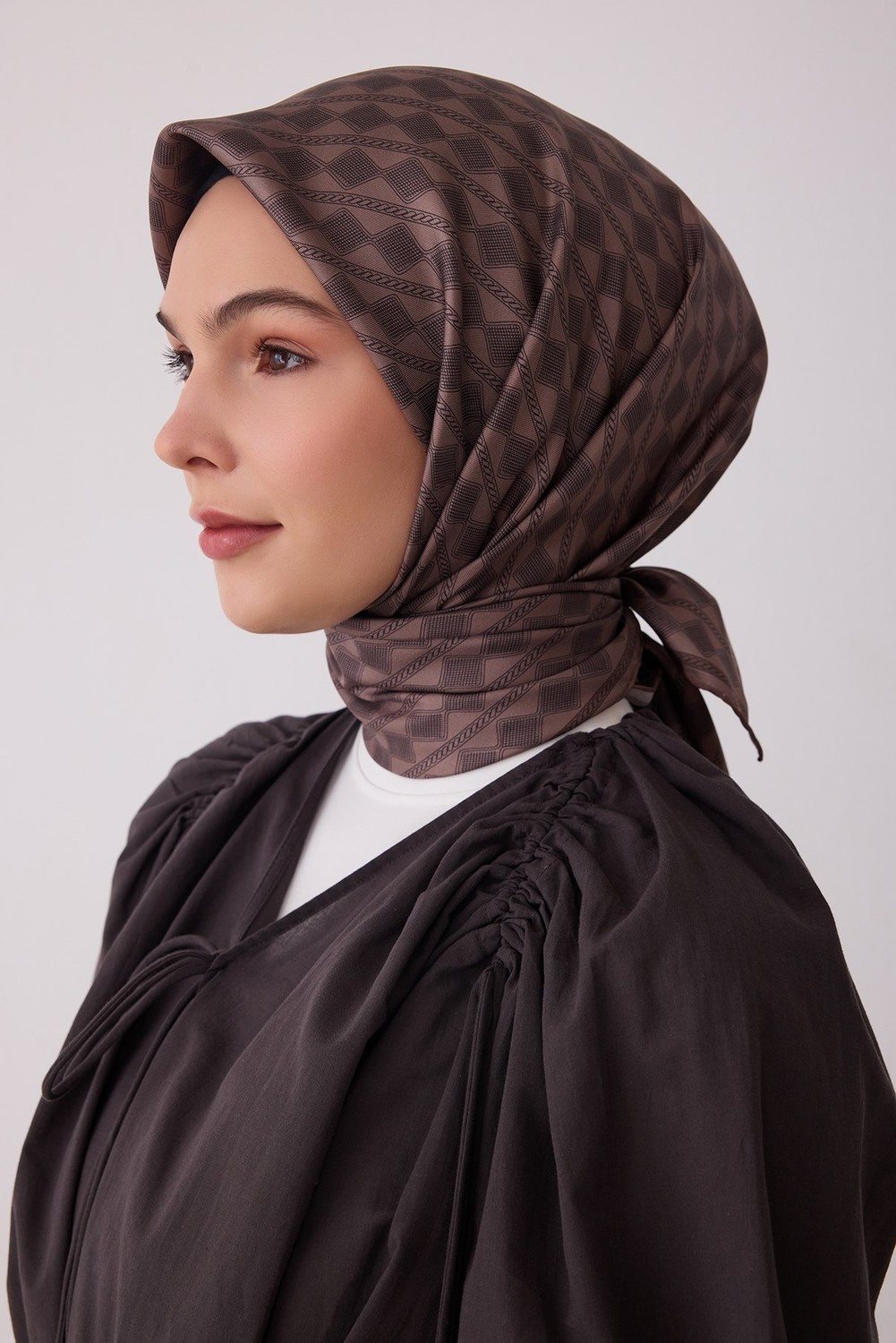 Belli Vizon Geometrik Desen %100 Twill Ipek Eşarp 4425-85