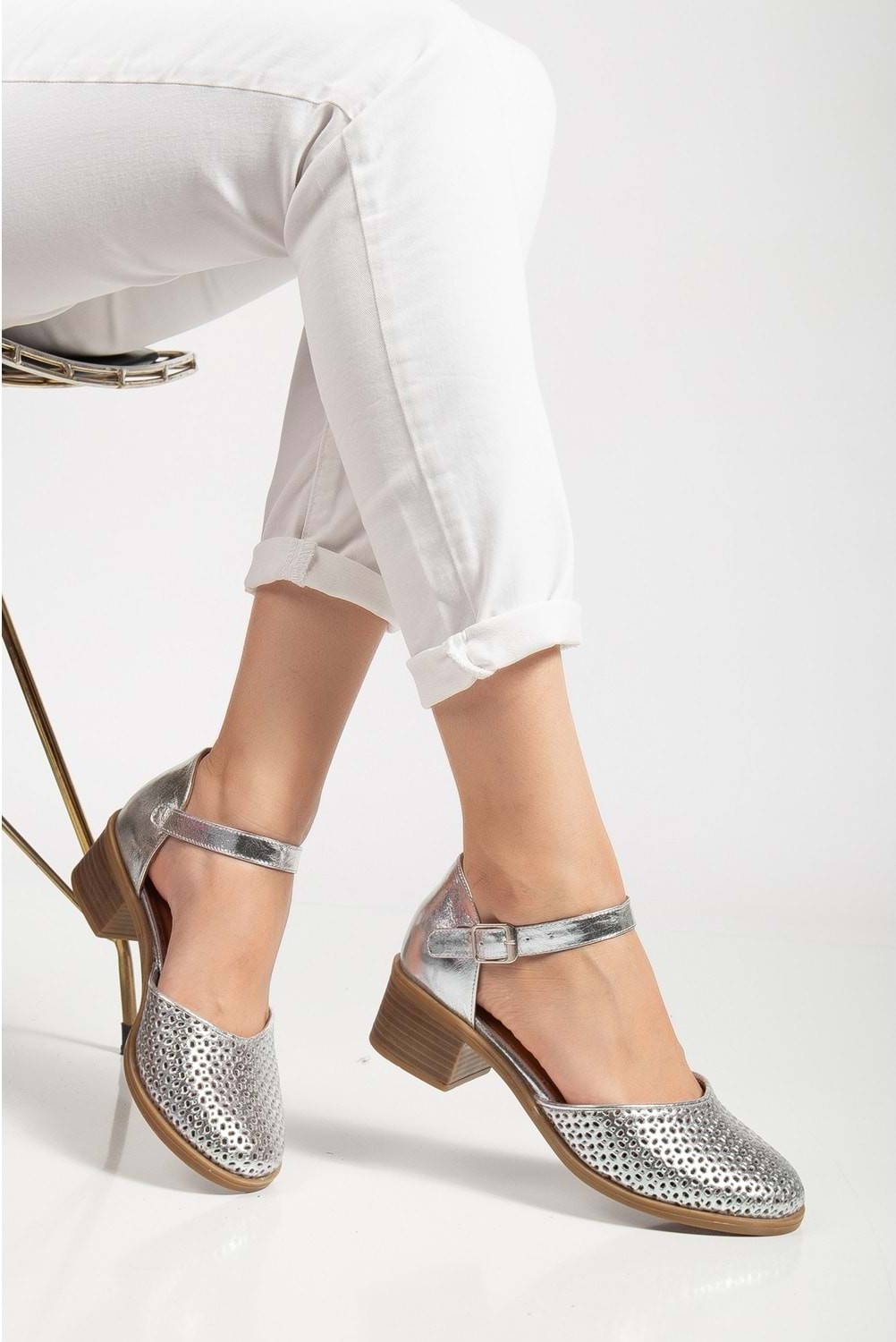 Analin Shoes Kadın Hakiki Deri Burnu Kapalı Delikli Sandalet - Gümüş