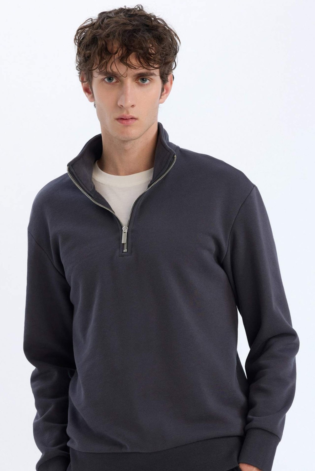DeFacto Regular Fit Dik Yaka Yarım Fermuarlı Basic Sweatshirt X7405AZ24AU