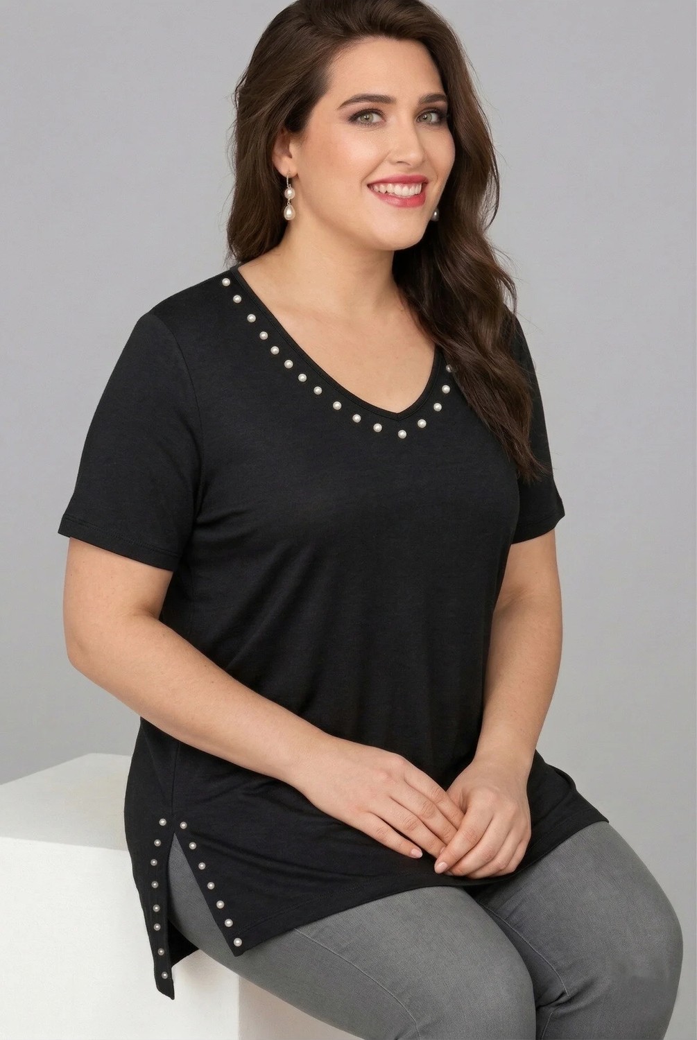 Curvy Trend Büyük Beden Yaka ve Etek Inci Işlemeli V Yaka Kısa Kol Yan Yırtmaçlı Bluz