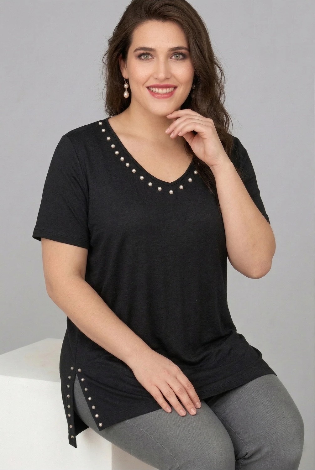 Curvy Trend Büyük Beden Yaka ve Etek Inci Işlemeli V Yaka Kısa Kol Yan Yırtmaçlı Bluz görsel 2