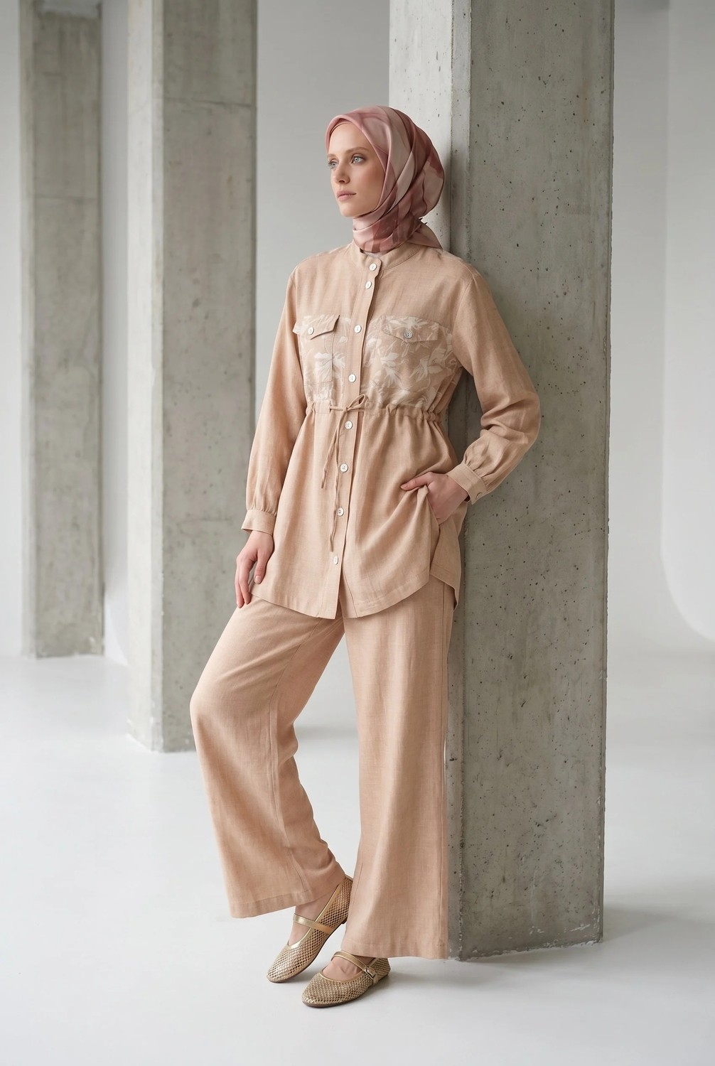 Armine Trend Çiçek Desenli Beli Büzgülü Tunik ve Geniş Paça Pantolonlu Takım Bej 26YT6156 görsel 2