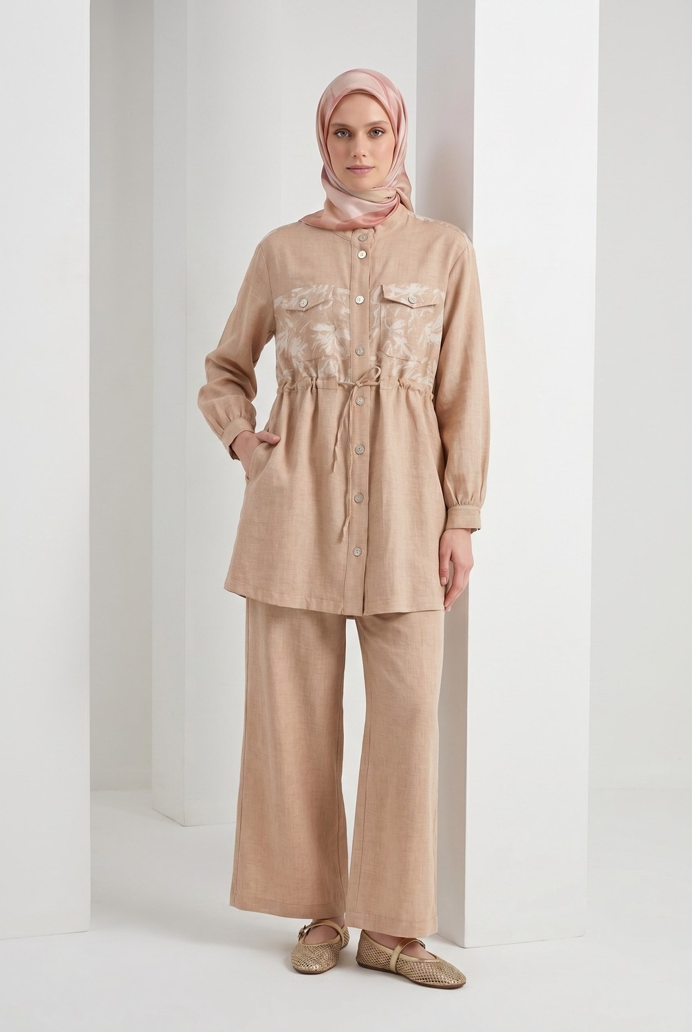 Armine Trend Çiçek Desenli Beli Büzgülü Tunik ve Geniş Paça Pantolonlu Takım Bej 26YT6156 görsel 3