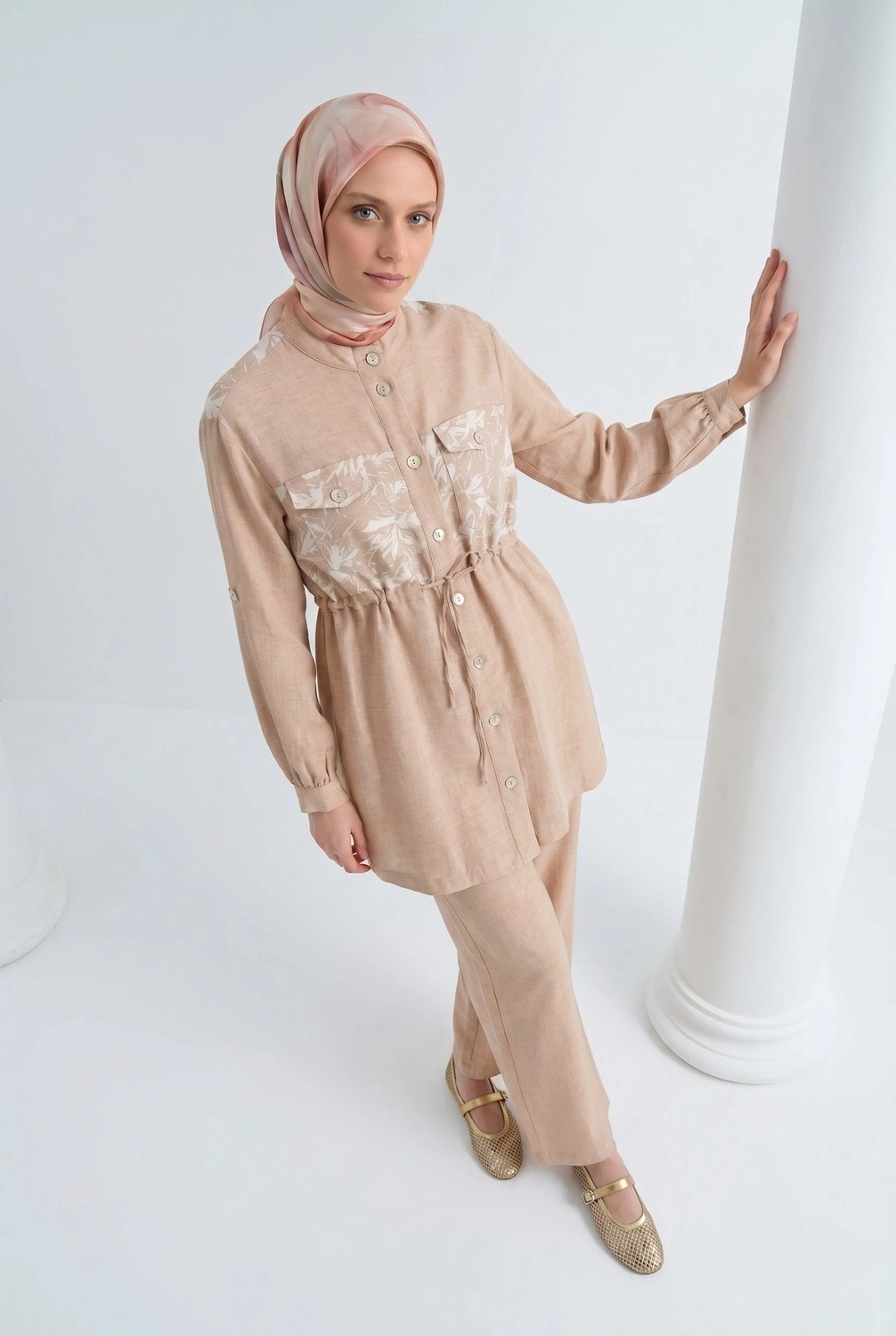 Armine Trend Çiçek Desenli Beli Büzgülü Tunik ve Geniş Paça Pantolonlu Takım Bej 26YT6156 görsel 4