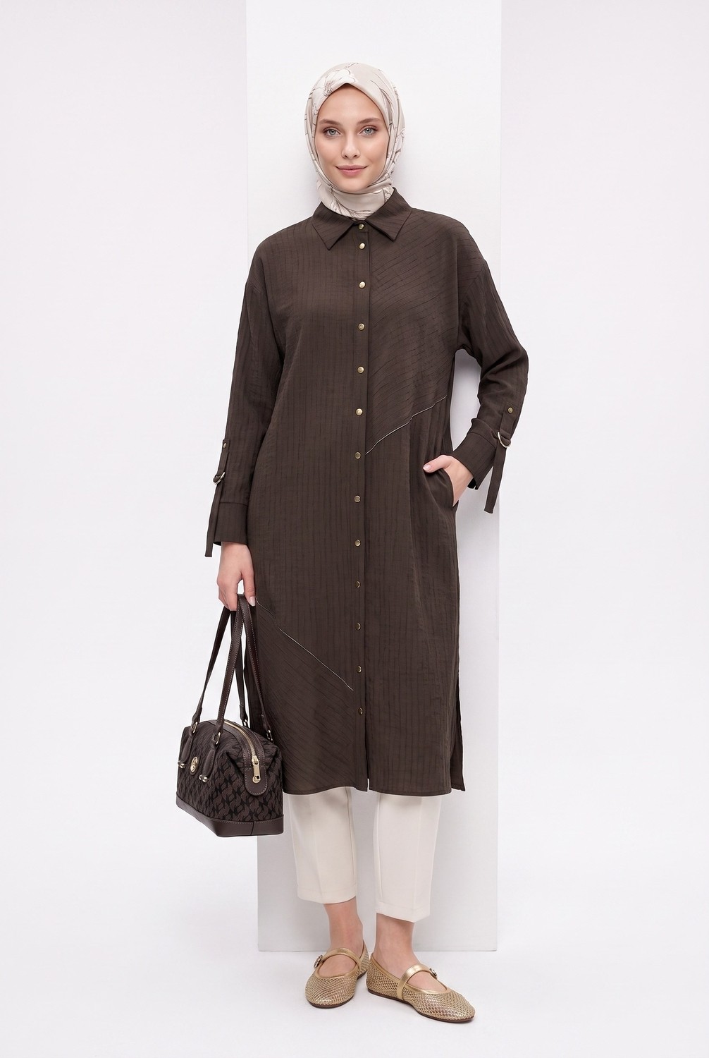 Armine Trend Doğal Kumaş Asimetrik Dikiş Detaylı Gömlek Yaka Tunik 118 cm Boy Kahverengi 26YT478 görsel 3