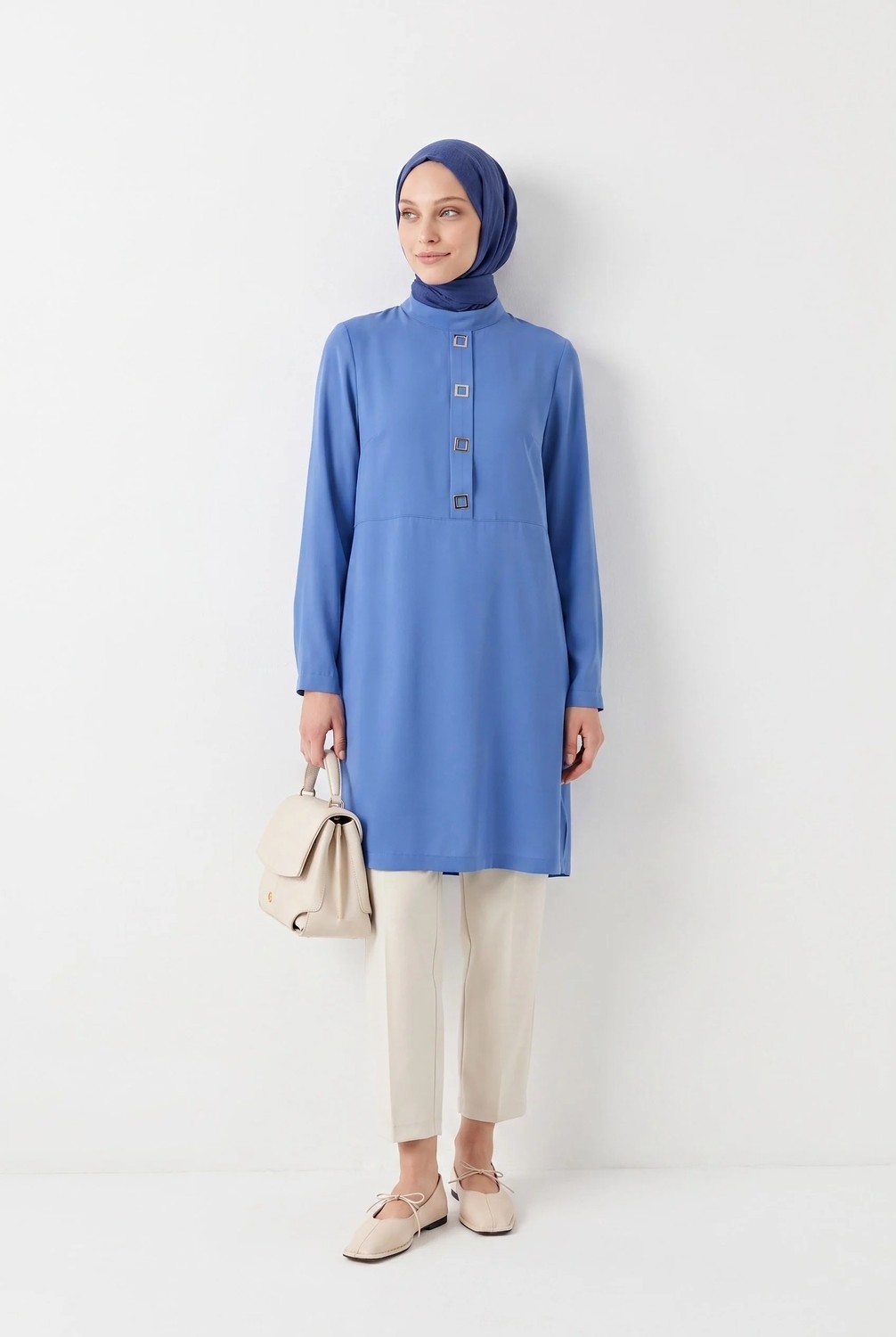 Armine Trend Yarım Patlı Aksesuar Detaylı Hakim Yaka 100 cm Boy Rahat Kalıp Tunik Indigo 26YT485 görsel 2