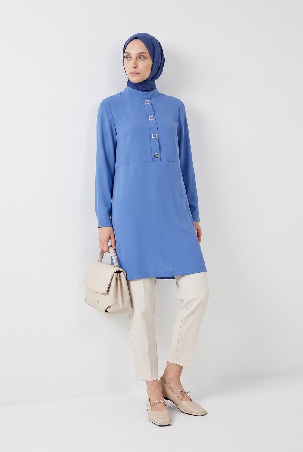 Armine Trend Yarım Patlı Aksesuar Detaylı Hakim Yaka 100 cm Boy Rahat Kalıp Tunik Indigo 26YT485 görsel 3