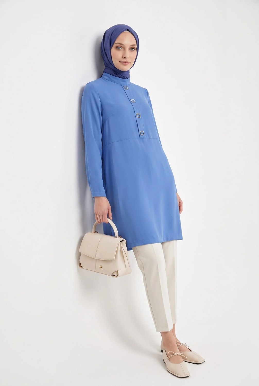 Armine Trend Yarım Patlı Aksesuar Detaylı Hakim Yaka 100 cm Boy Rahat Kalıp Tunik Indigo 26YT485 görsel 4