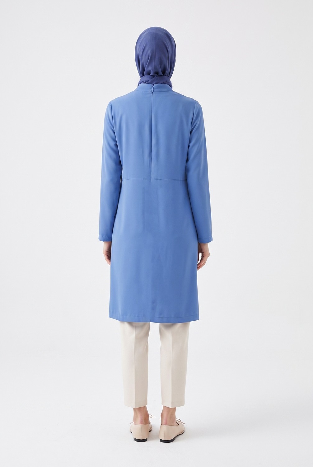 Armine Trend Yarım Patlı Aksesuar Detaylı Hakim Yaka 100 cm Boy Rahat Kalıp Tunik Indigo 26YT485 görsel 5