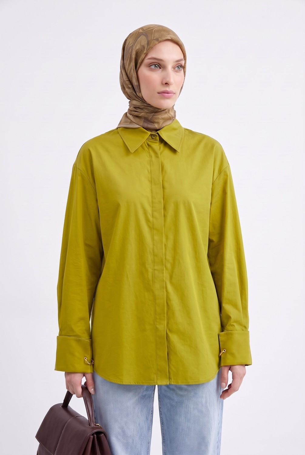 Armine Trend Doğal Kumaş Gizli Patlı Tam Boy Düğmeli Oversize Basic Gömlek Yağ Yeşili 26YT304 görsel 2