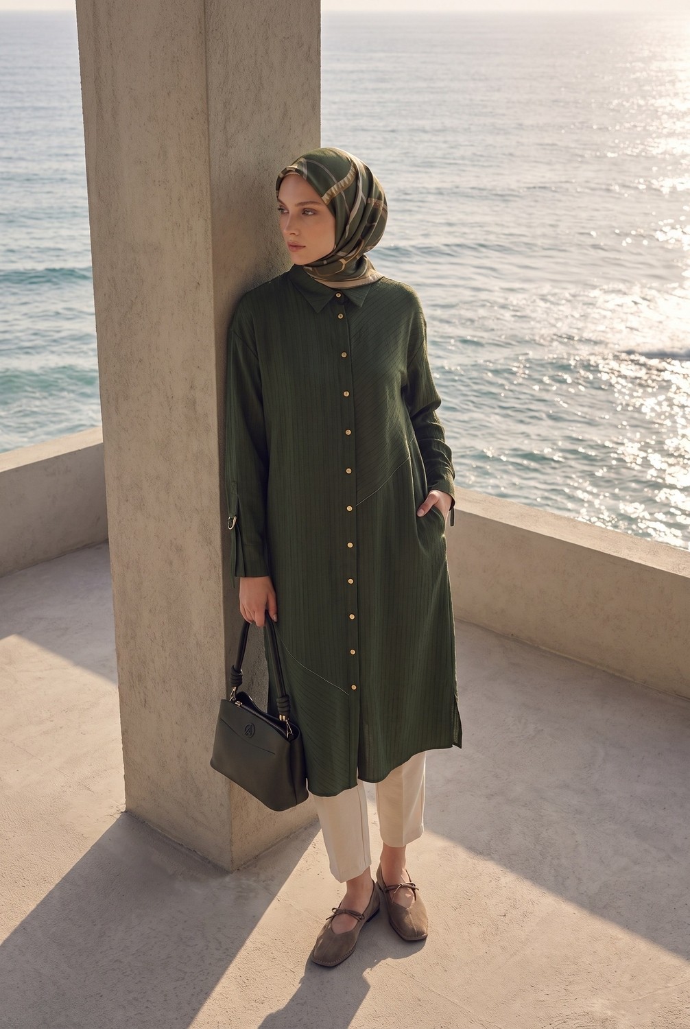 Armine Trend Doğal Kumaş Asimetrik Dikiş Detaylı Gömlek Yaka Tunik 118 cm Boy Açık Haki 26YT478