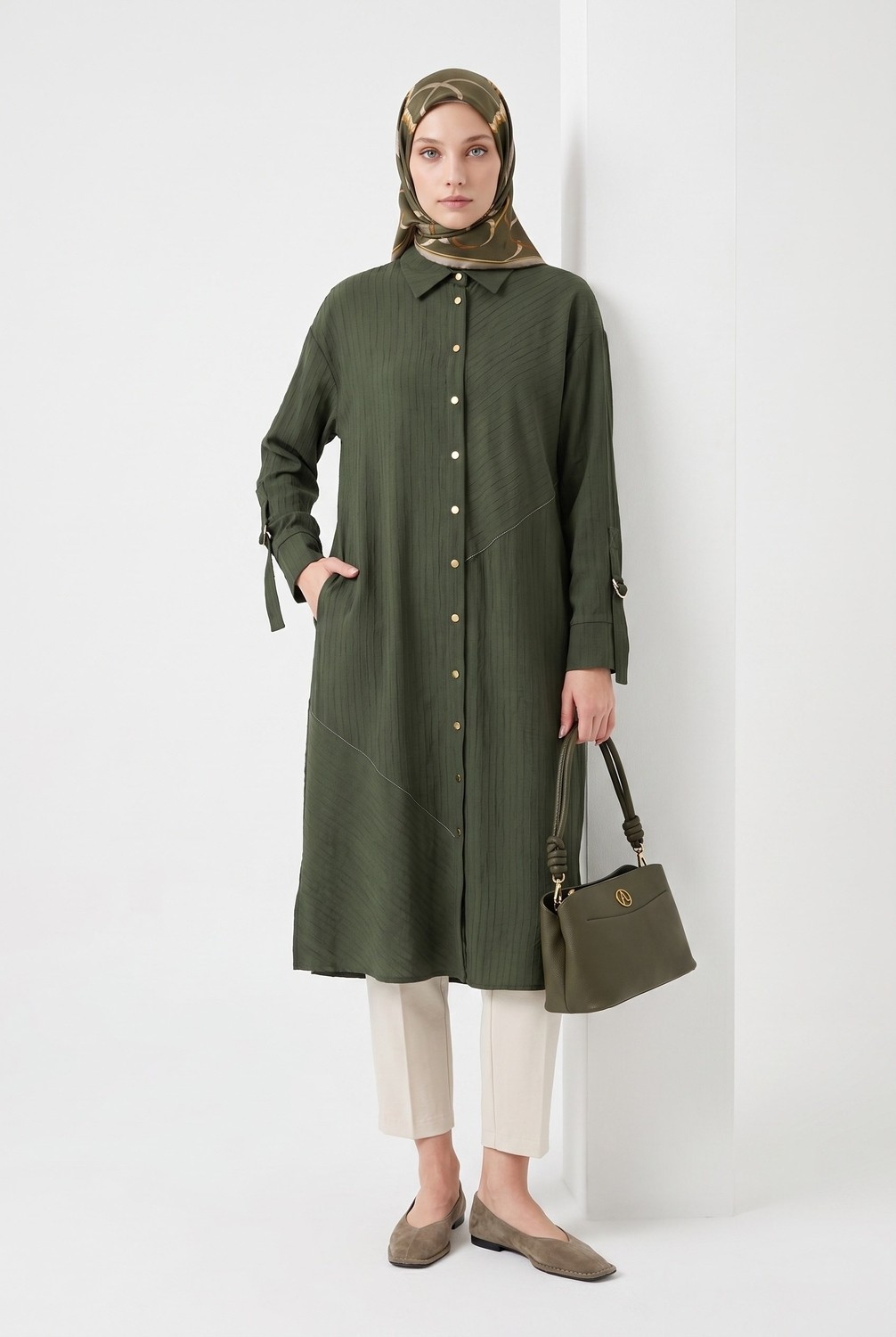 Armine Trend Doğal Kumaş Asimetrik Dikiş Detaylı Gömlek Yaka Tunik 118 cm Boy Açık Haki 26YT478 görsel 2