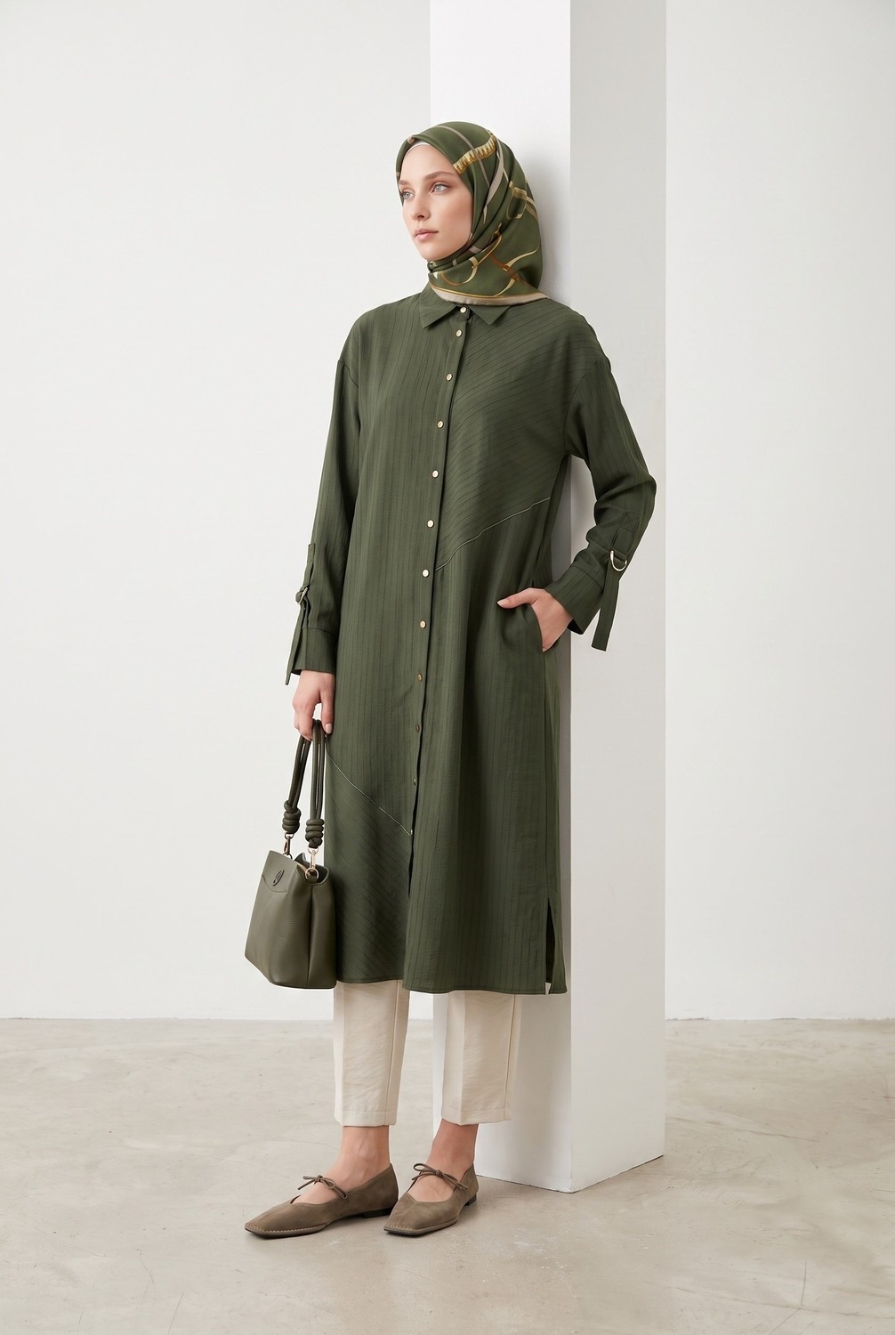 Armine Trend Doğal Kumaş Asimetrik Dikiş Detaylı Gömlek Yaka Tunik 118 cm Boy Açık Haki 26YT478 görsel 3