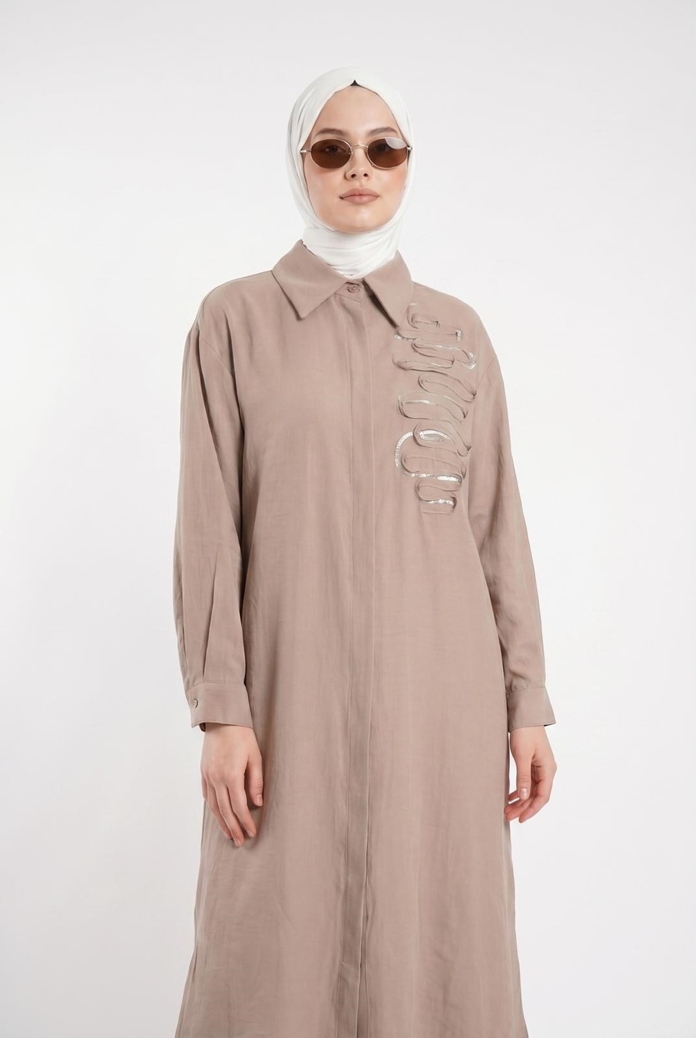 Armine Trend Gizli Patlı Tam Boy Düğmeli Gömlek Yaka 120 cm Boy Tunik Açık Vizon 26YT417
