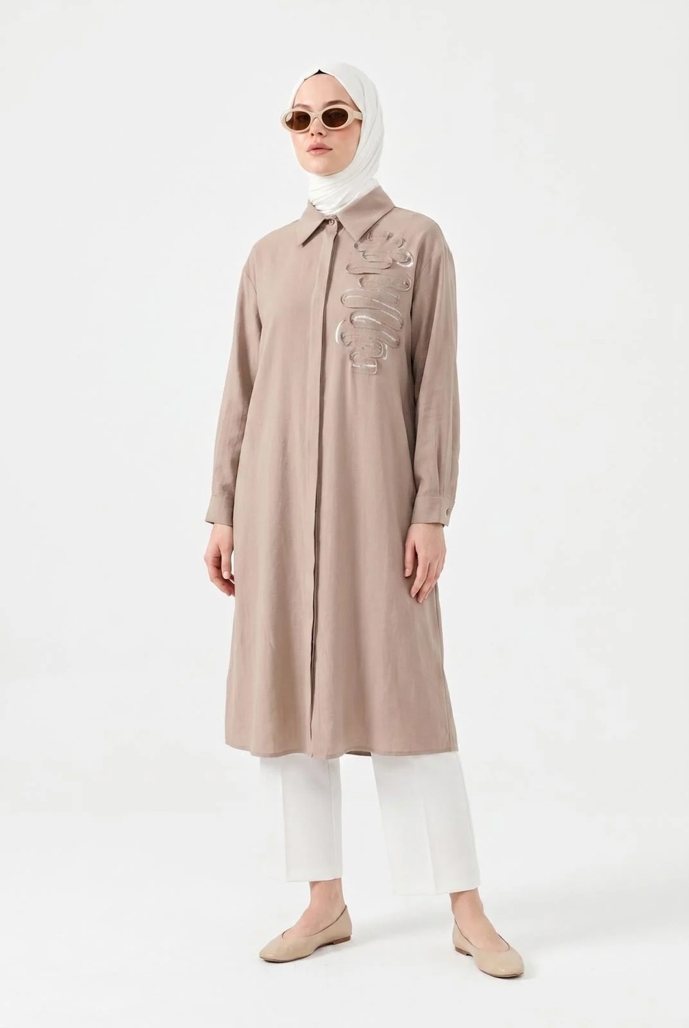 Armine Trend Gizli Patlı Tam Boy Düğmeli Gömlek Yaka 120 cm Boy Tunik Açık Vizon 26YT417 görsel 2