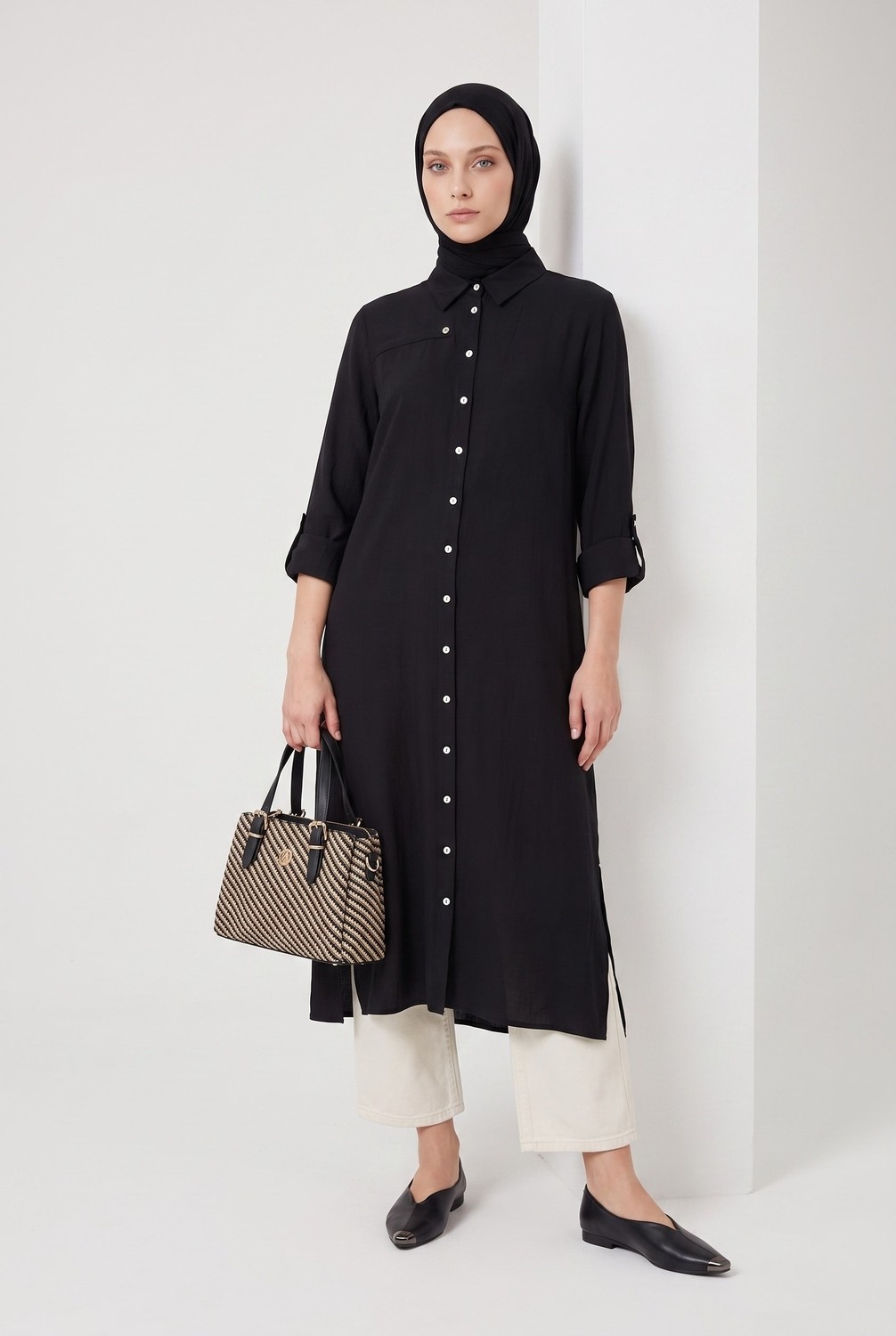 Armine Trend Doğal Kumaş Gömlek Yaka Tam Boy Düğmeli Cep Detaylı 125 cm Boy Tunik Siyah 26YT404