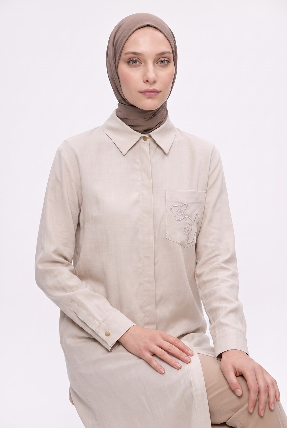 Armine Trend Doğal Kumaş Gömlek Yaka Tam Boy Düğmeli Nakış Detaylı Kolu Manşetli 125 cm Boy Tunik Bej 26YT477 görsel 3
