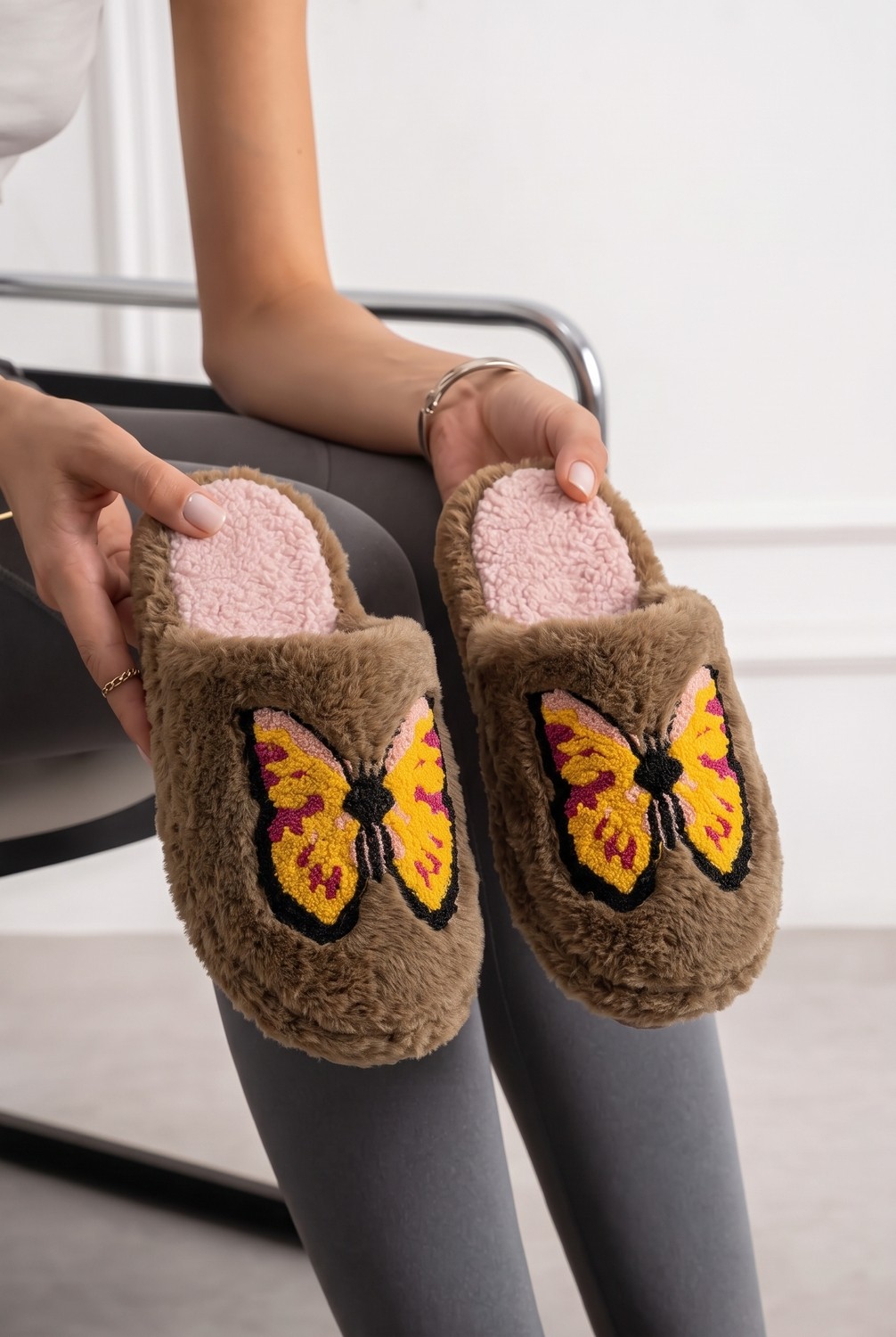 Nmoda Kadın Peluş Ev Terliği Kelebek Nakışlı Kapalı Burun Yumuşak Iç Tabanlı Kışlık Konforlu Panduf Modelierlik görsel 4