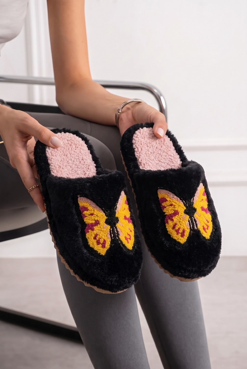 Nmoda Kadın Peluş Ev Terliği Kelebek Nakışlı Kapalı Burun Yumuşak Iç Tabanlı Kışlık Konforlu Panduf Modelierlik görsel 6
