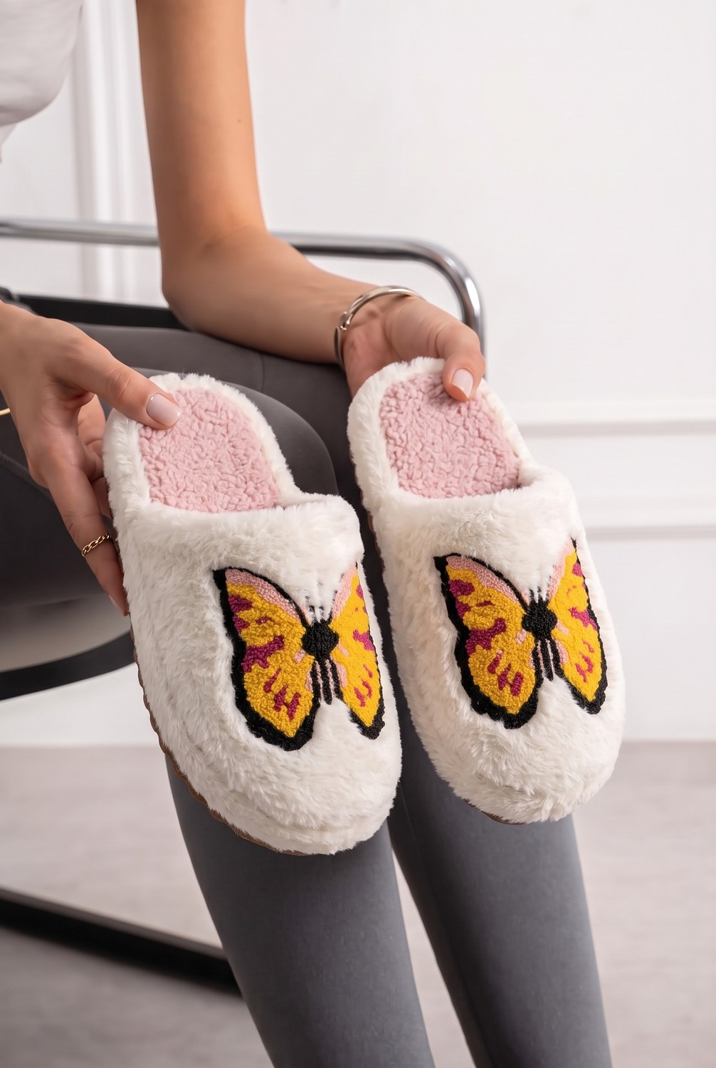 Nmoda Kadın Peluş Ev Terliği Kelebek Nakışlı Kapalı Burun Yumuşak Iç Tabanlı Kışlık Konforlu Panduf Modelierlik