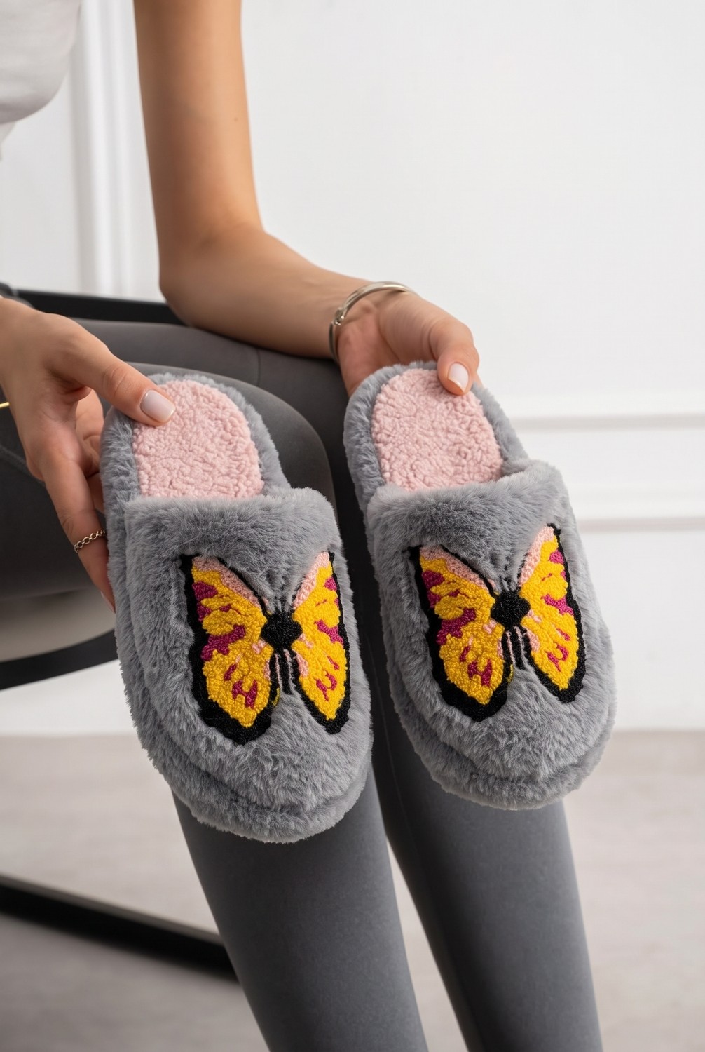 Nmoda Kadın Peluş Ev Terliği Kelebek Nakışlı Kapalı Burun Yumuşak Iç Tabanlı Kışlık Konforlu Panduf Modelierlik
