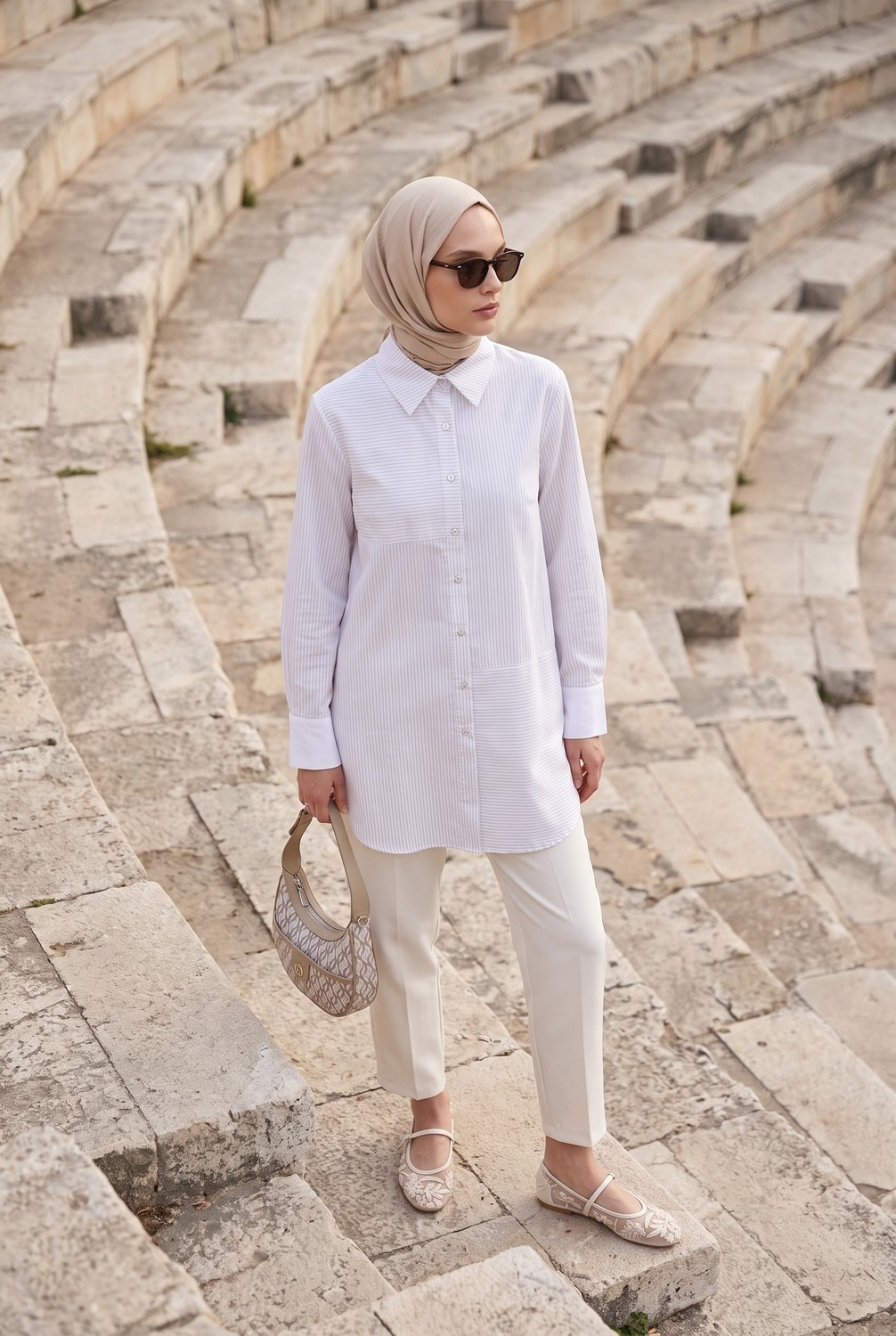 Armine Trend Çizgili Asimetrik Blok Detaylı Düğmeli Uzun Kollu Oversize Gömlek Tunik 90 cm Boy Bej 26YT490