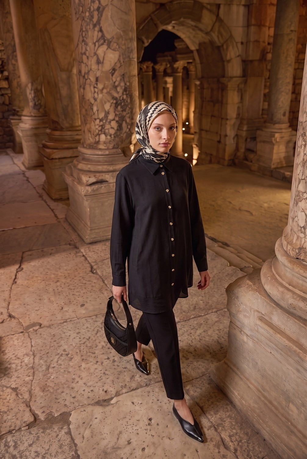Armine Trend Gold Düğme Detaylı Klasik Yaka Uzun Tunik Rahat Kesim Şık Tesettür Tunik Modeli 89 cm Boy Siyah 26YT471