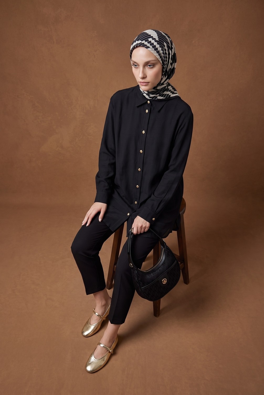 Armine Trend Gold Düğme Detaylı Klasik Yaka Uzun Tunik Rahat Kesim Şık Tesettür Tunik Modeli 89 cm Boy Siyah 26YT471 görsel 3