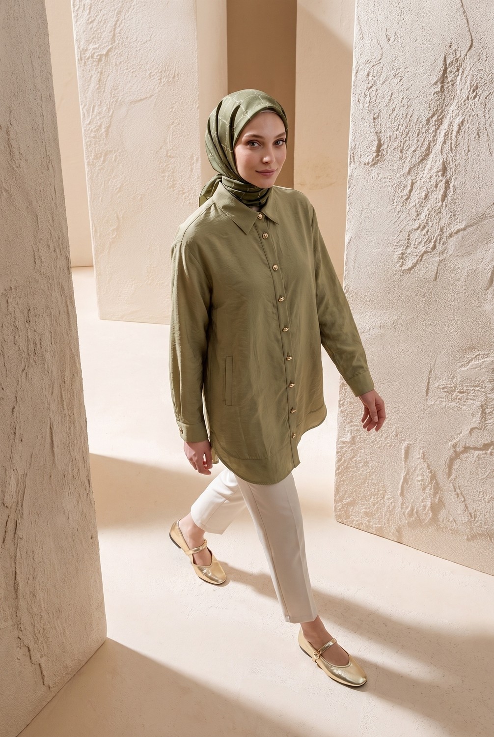 Armine Trend Gold Düğme Detaylı Klasik Yaka Uzun Tunik Rahat Kesim Şık Tesettür Tunik Modeli 89 cm Boy Açık Haki 26YT471