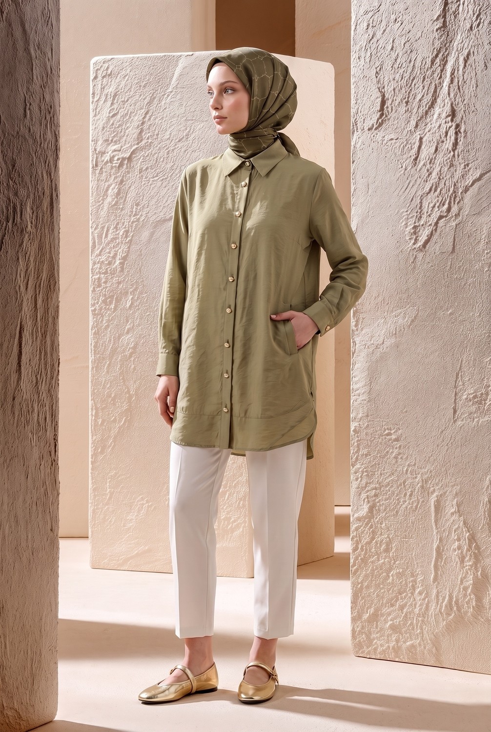 Armine Trend Gold Düğme Detaylı Klasik Yaka Uzun Tunik Rahat Kesim Şık Tesettür Tunik Modeli 89 cm Boy Açık Haki 26YT471 görsel 2